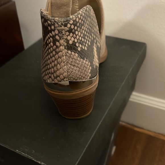 Women’s tan boots - Picture 3 of 3